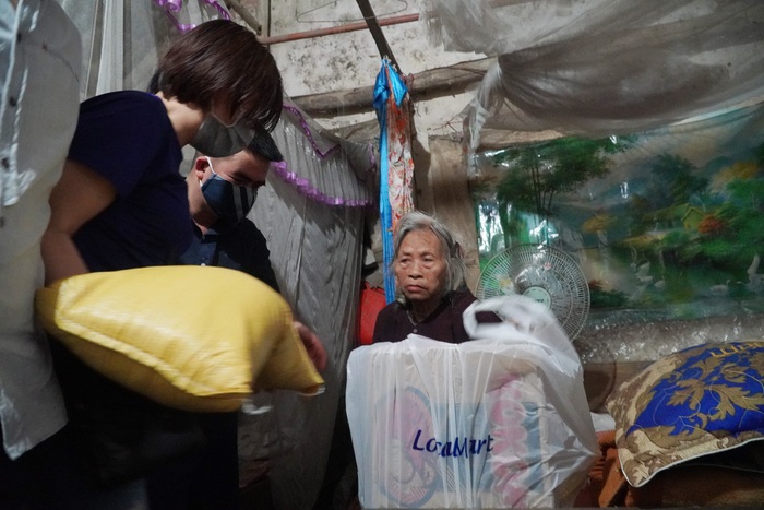 Hà Nội: Rơi nước mắt trước số phận của những phụ nữ bất hạnh khi nhận quà hỗ trợ dịch - Ảnh 7.