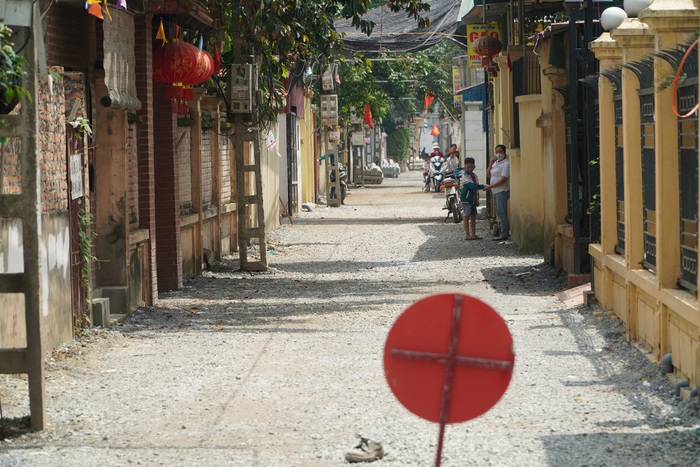 Phong tỏa một xóm 450 hộ dân ở Hưng Yên sau khi có một trường hợp sốt cao - Ảnh 1.