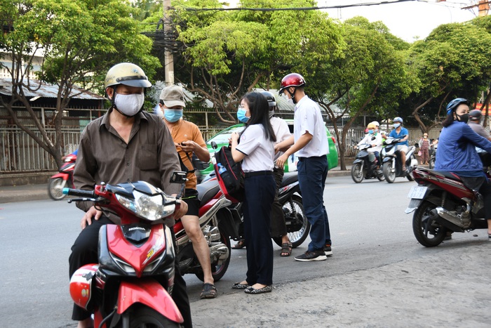 Hình ảnh học sinh TPHCM bồi hồi khi kỳ học đặc biệt chính thức bắt đầu - Ảnh 2.