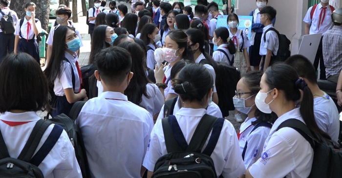 Học sinh trường THCS Lê Quý Đôn (quận 3) tụ tập rất đông trước cổng trường