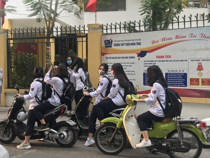 Học sinh tụ tập trước cổng trường rất đông