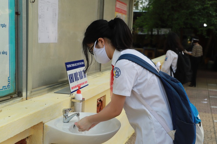 Nhà trường lắp các bồn rửa tay ở gần khu vực cổng trường để học sinh tiện rửa tay trước khi vào lớp