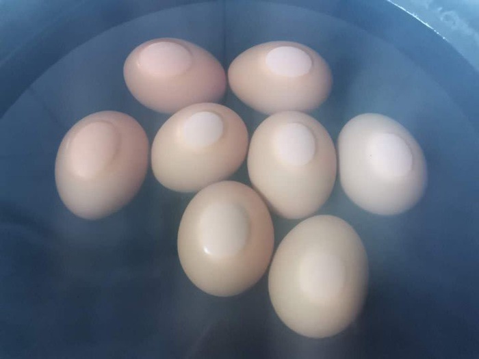Lấy trứng ra từ tủ lạnh không luộc ngay, thêm một bước nữa trứng sẽ ngon mềm, vỏ dễ bóc - Ảnh 1.