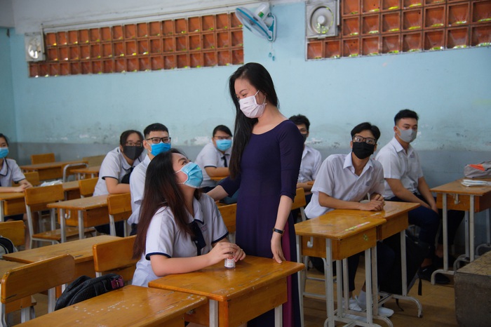 Cô Nguyễn Thị Lý, giáo viên chủ nhiệm lớp 12A10 cho biết khá lo cho tiến độ học tập của các em, vì thời gian hoàn tất năm cuối cấp rút ngắn chỉ còn phân nửa. Các giáo viên sẽ nỗ lực bằng cách kết hợp thêm lịch học online tại nhà cho các em.