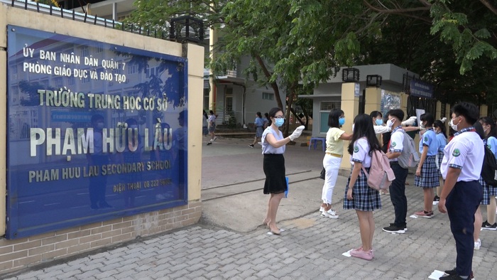 Trường THCS Phạm Hữu Lầu (quận 7) kiểm tra thân nhiệt học sinh trước khi cho vào trường