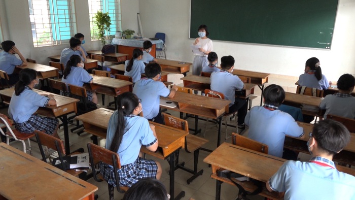 Học sinh Trường THCS Phạm Hữu Lầu ngồi em ngồi 1 bàn, vị trí ngồi bàn trước bàn sau so le nhau