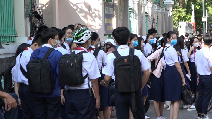 Trường THCS Lê Quý Đôn cho rằng việc để học sinh tụ tập trước cổng không phải trách nhiệm của trường