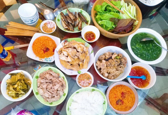 Cô nàng siêu sướng, suốt ngày được 3 người đàn ông nấu cho ăn toàn món ngon - Ảnh 4.