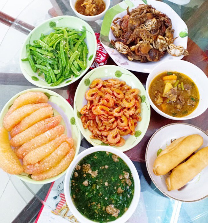 Cô nàng siêu sướng, suốt ngày được 3 người đàn ông nấu cho ăn toàn món ngon - Ảnh 1.