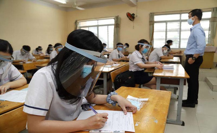 Bộ GD&ĐT không khuyến cáo học sinh đeo tấm chống giọt bắn trong lớp - Ảnh 2.