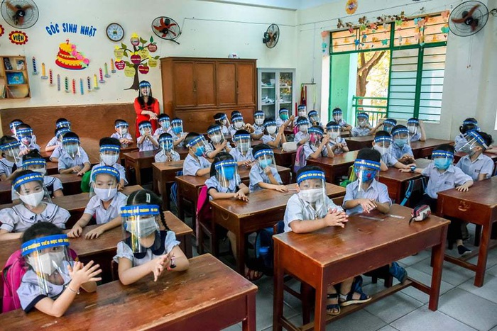Học sinh đeo tấm chống giọt bắn khi ngồi học: Phần lớn phụ huynh không đồng tình - Ảnh 1.