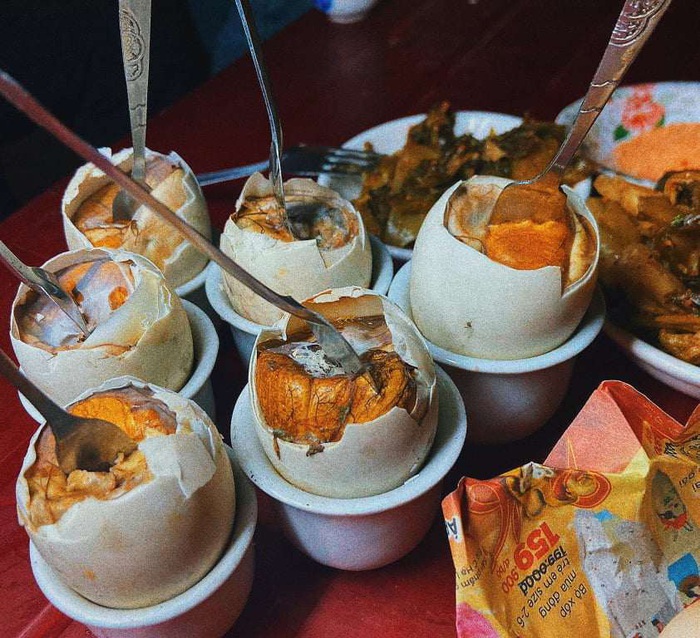 Về Ninh Bình thưởng thức trứng vịt lộn nướng cực kỳ ngon bổ rẻ - Ảnh 1.