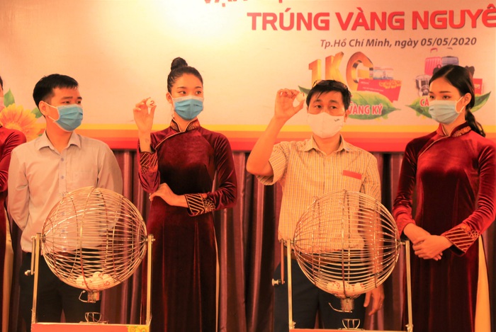 Khách hàng tại Bình Thuận trúng 1 ký vàng từ HDBank - Ảnh 4.