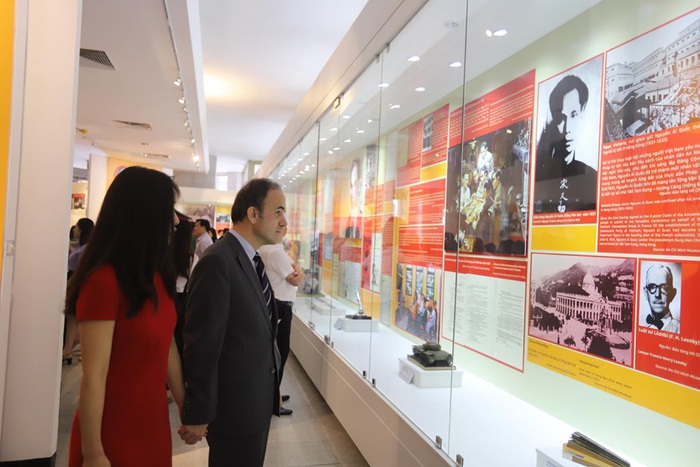 Hơn 200 tư liệu, hiện vật đặc sắc tại trưng bày &quot;Hồ Chí Minh - Những nét phác họa chân dung&quot; - Ảnh 2.