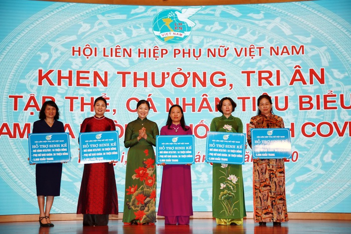 Hội LHPN Việt Nam khen thưởng các tập thể, cá nhân đóng góp tích cực trong phòng, chống Covid-19  - Ảnh 2.