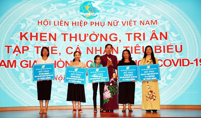 Hội LHPN Việt Nam khen thưởng các tập thể, cá nhân đóng góp tích cực trong phòng, chống Covid-19  - Ảnh 3.
