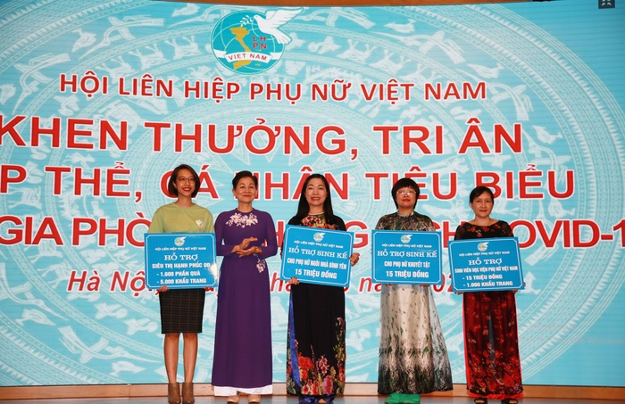 Hội LHPN Việt Nam khen thưởng các tập thể, cá nhân đóng góp tích cực trong phòng, chống Covid-19  - Ảnh 4.