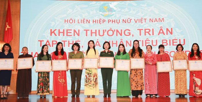 Hội LHPN Việt Nam khen thưởng các tập thể, cá nhân đóng góp tích cực trong phòng, chống Covid-19  - Ảnh 4.
