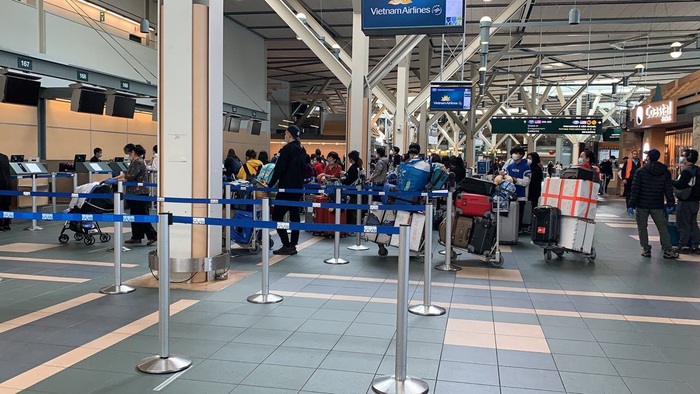 Công dân Việt Nam làm thủ tục ở sân bay