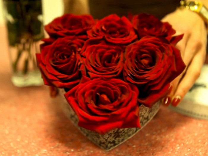 Ngày Lễ tình nhân trổ tài làm hộp hoa hồng trái tim tặng người thương