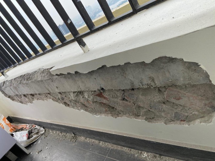 Hình ảnh ghi lại tại căn hộ thuộc dự án Sunshine Tây Hồ, bờ tường ban công rơi từng mảng vữa.