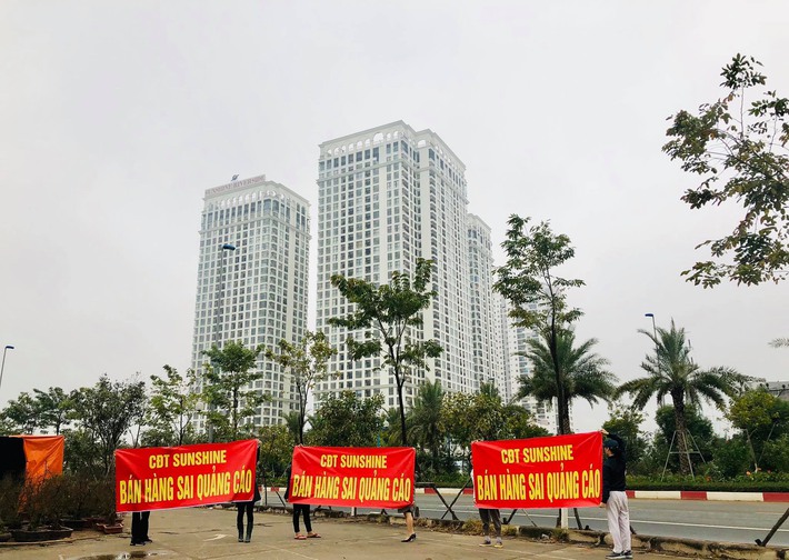 Cư dân căng băng rôn phản đối CĐT Sunshine