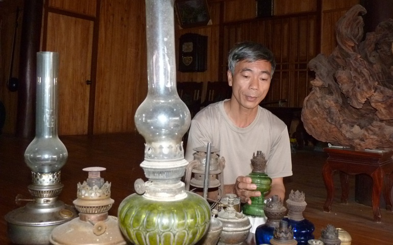 Ông Luận đã sưu tầm được 30 chiếc đèn cổ của người dân tộc thiểu số Tây Bắc Ông Luận đã sưu tầm được 30 chiếc đèn cổ của người dân tộc thiểu số Tây Bắc