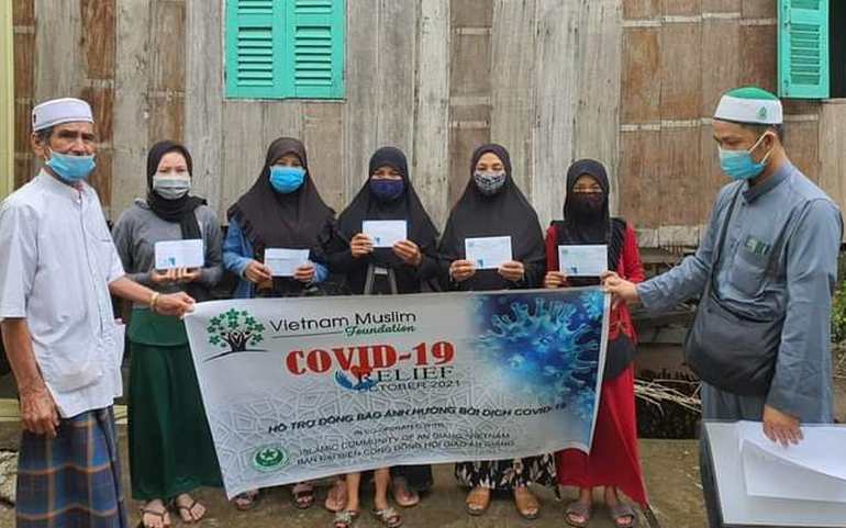 Đại diện Ban Đại diện Cộng đồng Hồi giáo (Islam) tỉnh An Giang tặng quà cho gia đình tín đồ Hồi giáo gặp khó khăn do ảnh hưởng bởi dịch Covid-19