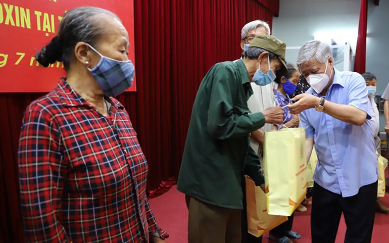 Chủ tịch Ủy ban Trung ương MTTQ Việt Nam Đỗ Văn Chiến trao quà cho nạn nhân chất độc da cam/dioxin có hoàn cảnh khó khăn trên địa bàn TP Thái Bình, tỉnh Thái Bình