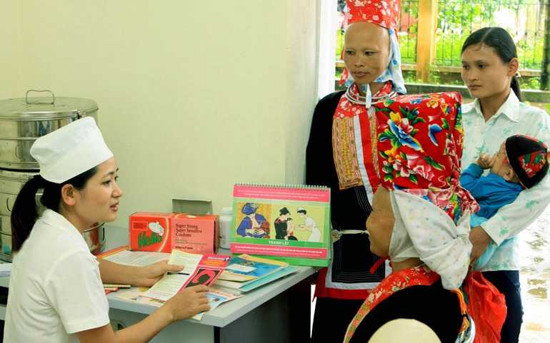 Hướng dẫn chăm sóc sức khỏe sinh sản cho phụ nữ xã Quảng Lâm, huyện Đầm Hà, tỉnh Quảng Ninh. Ảnh: Dương Ngọc