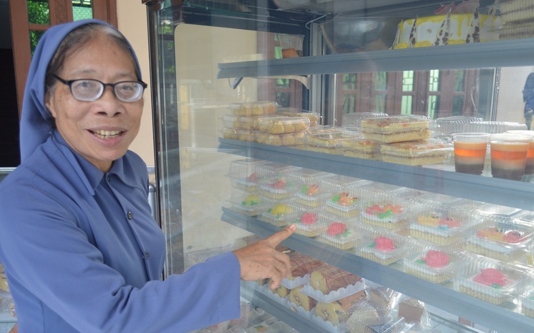 Xơ Trần Thị Hiện giới thiệu những mẫu bánh được làm ra tại tiệm bánh mì tình thương Lâm Bích