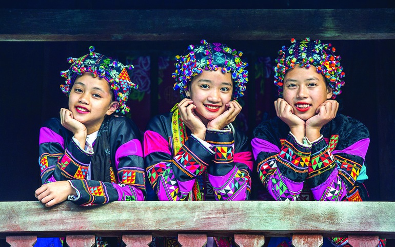 3 thiếu nữ đồng bào Lô Lô ở Mèo Vạc(Hà Giang) tại Trung tâm sinh hoạt cộng đồng người Lô Lô