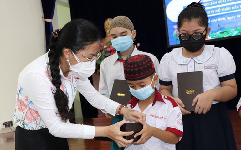 Bà Phan Kiều Thanh Hương, Phó Chủ tịch Ủy ban MTTQVN TPHCM, trao tặng máy tính bảng và quà cho một số học sinh người thiểu số có hoàn cảnh khó khăn
