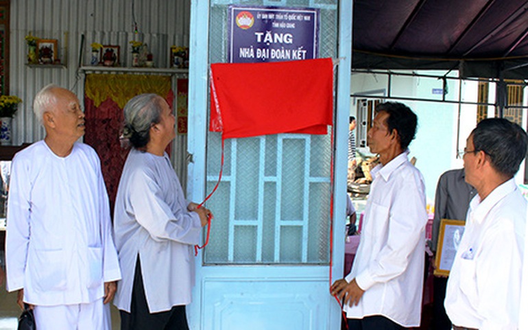 Ban đại diện Phật giáo Hòa Hảo tỉnh Hậu Giang (trái) hỗ trợ nhà đại đoàn kết cho hộ nghèo trên địa bàn tỉnh. Ảnh: Trường Sơn