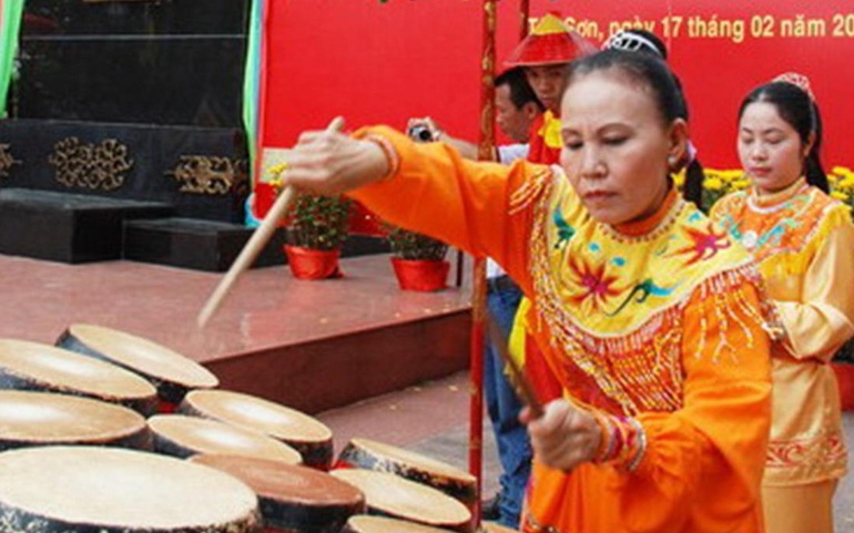 Bà Nguyễn Thị Thuận biểu diễn trống trận Tây Sơn