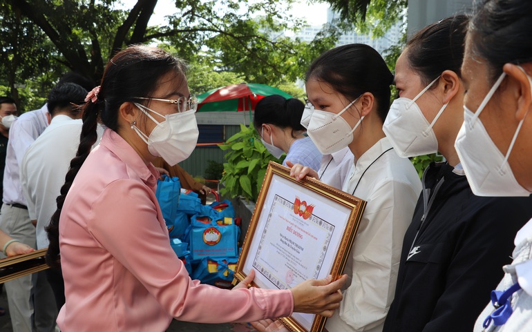 Ủy ban MTTQ Việt Nam TPHCM trao giấy biểu dương và quà cho TNV tôn giáo hoàn thành nhiệm vụ tình nguyện