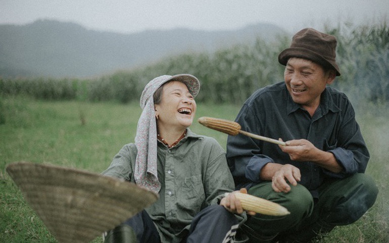 Càng trong hoàn cảnh lao động vất vả, tình chồng, nghĩa vợ càng hiện ra thật đẹp. Ảnh: Trần Văn Tài