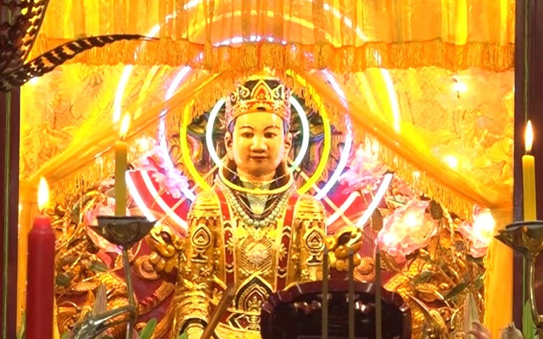 Tượng Thánh Mẫu Thiên Y A Na được thờ tại di tích Am Chúa Tượng Thánh Mẫu Thiên Y A Na được thờ tại di tích Am Chúa
