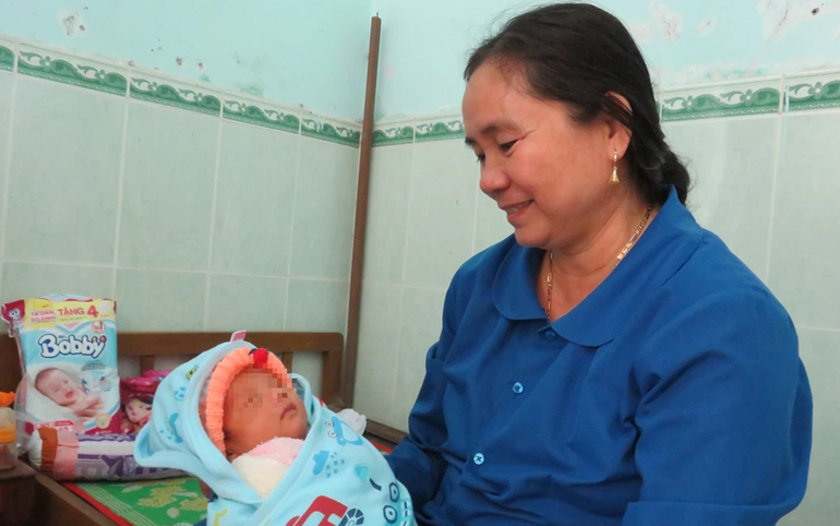 Nhân viên ở Trung tâm Công tác xã hội và Bảo trợ xã hội tỉnh Bình Định tận tình chăm sóc trẻ kém may mắn và coi những trẻ thiệt thòi như người thân của mình