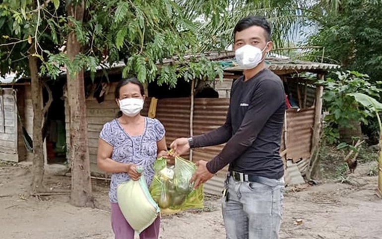 Tiếp tế nhu yếu phẩm cho người dân và khu cách ly xã Cư Pui, huyện Krông Bông, tỉnh Đắk Lắk. Ảnh: Lê Hường