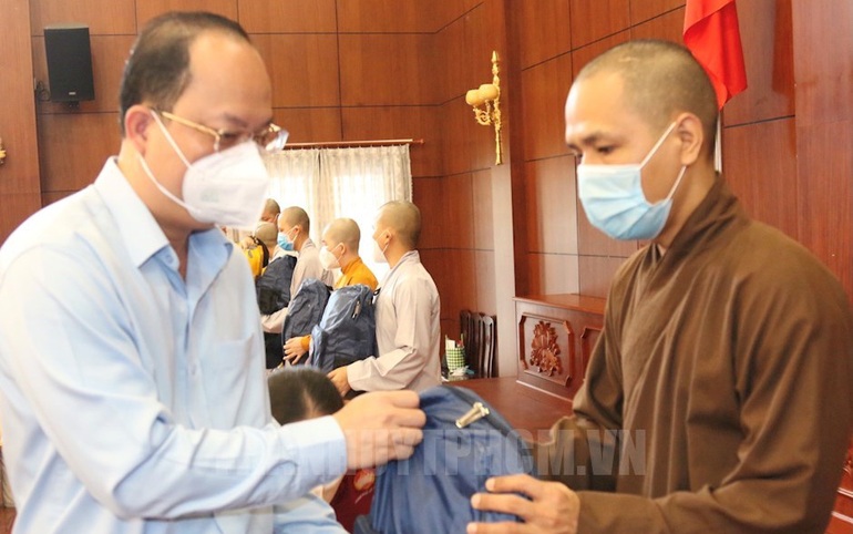 Phó Bí thư Thành ủy TPHCM Nguyễn Hồ Hải trao quà cho các tình nguyện viên Phật giáo