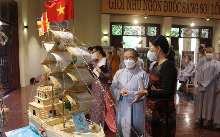Các đội giới thiệu về tác phẩm dự thi. Các đội giới thiệu về tác phẩm dự thi.