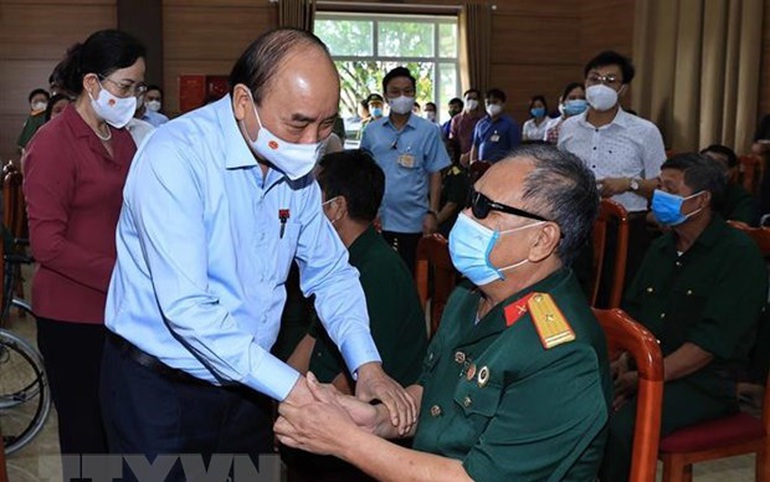 Chủ tịch nước Nguyễn Xuân Phúc đến thăm, tặng quà cho thương binh, bệnh binh tại Trung tâm nuôi dưỡng thương bệnh binh nặng và điều dưỡng người có công tỉnh Hà Nam. Ảnh: Thống Nhất Chủ tịch nước Nguyễn Xuân Phúc đến thăm, tặng quà cho thương binh, bệnh binh tại Trung tâm nuôi dưỡng thương bệnh binh nặng và điều dưỡng người có công tỉnh Hà Nam. Ảnh: Thống Nhất