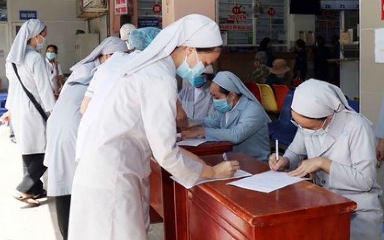 Các nữ tu Công giáo tham gia hỗ trợ lực lượng tuyến đầu chống dịch đăng ký tiêm vaccine phòng Covid-19 tại Bệnh viện quận 11 (TPHCM). Ảnh: MTTQ Việt Nam