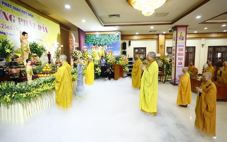 Các hòa thượng và chư tôn đức thực hiện nghi lễ tắm Phật đản sinh. Ảnh minh họa: Minh Đức/TTXVN