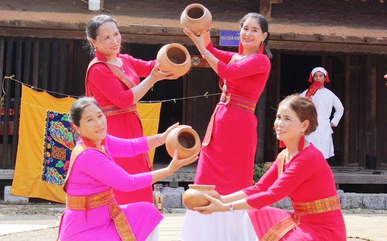 Phụ nữ dân tộc Chăm biểu diễn điệu múa truyền thống. Ảnh minh họa