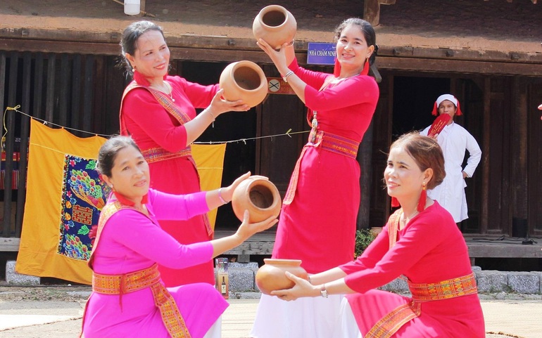 Phụ nữ dân tộc Chăm biểu diễn điệu múa truyền thống. Ảnh minh họa Phụ nữ dân tộc Chăm biểu diễn điệu múa truyền thống. Ảnh minh họa