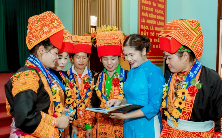 Bà Định Thị Tuyết, Chủ tịch Hội LHPN huyện Sơn Động, tỉnh Bắc Giang (áo xanh) và các hội viên phu nữ trên địa bàn huyện
