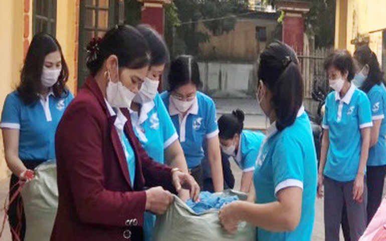 Cán bộ Hội LHPN TP Hưng Yên và các tình nguyện viên đóng gói quần áo, tất... để gửi lên vùng cao Hà Giang