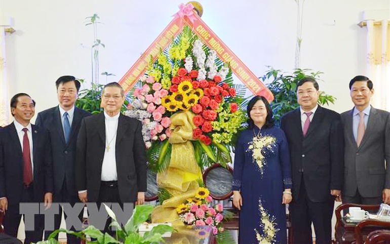 Trưởng Ban Dân vận Trung ương Bùi Thị Minh Hoài tặng hoa, quà chúc mừng Giáng sinh tới Giám mục Vũ Đình Hiệu cùng toàn thể các chức sắc, tu sỹ tại Giáo phận Bùi Chu. (Ảnh: Công Luật/TTXVN) Trưởng Ban Dân vận Trung ương Bùi Thị Minh Hoài tặng hoa, quà chúc mừng Giáng sinh tới Giám mục Vũ Đình Hiệu cùng toàn thể các chức sắc, tu sỹ tại Giáo phận Bùi Chu. (Ảnh: Công Luật/TTXVN)